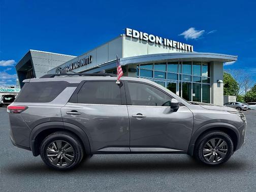 2022 Nissan Pathfinder SV
