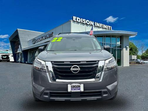 2022 Nissan Pathfinder SV