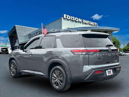 2022 Nissan Pathfinder SV