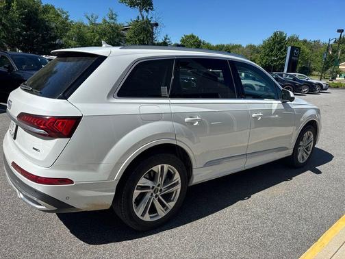 Glacier White Metallic 2022 Audi Q7 55 Premium Plus