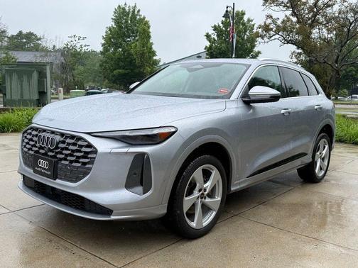 Florett Silver Metallic 2025 Audi Q5 2.0T quattro Premium