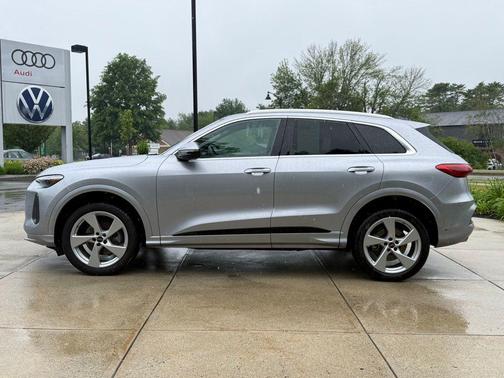 Florett Silver Metallic 2025 Audi Q5 2.0T quattro Premium