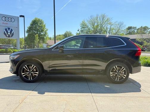 Onyx Black Metallic 2021 Volvo XC60 T6 Momentum