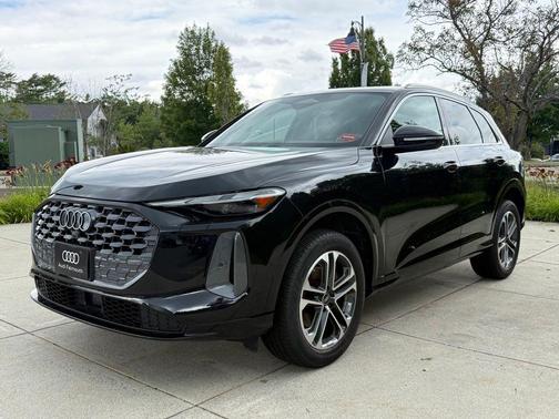 Mythos Black Metallic 2025 Audi Q5 2.0T quattro Premium
