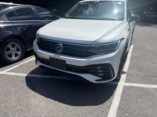 Opal White Pearl Effect 2023 Volkswagen Tiguan 2.0T SE R-Line Black