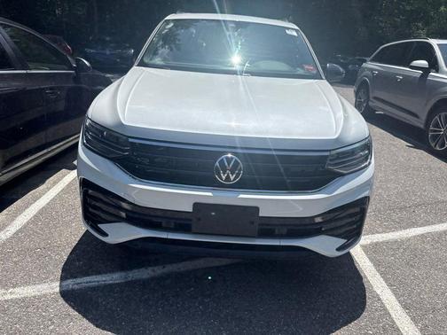 Opal White Pearl Effect 2023 Volkswagen Tiguan 2.0T SE R-Line Black