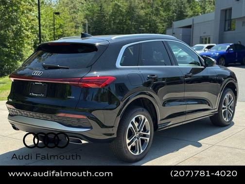 Mythos Black Metallic 2025 Audi Q5 2.0T quattro Premium