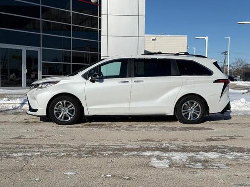 2023 Toyota Sienna XSE 7 Passenger