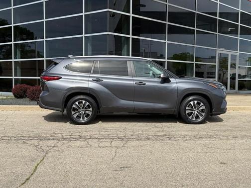 Magnetic Gray Metallic 2023 Toyota Highlander XLE