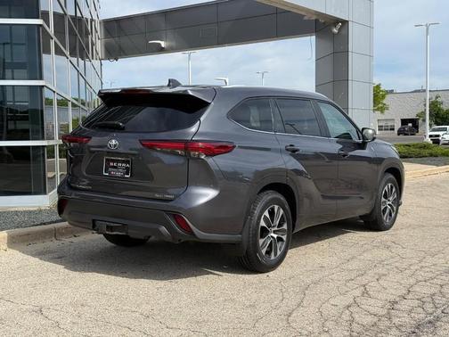 Magnetic Gray Metallic 2023 Toyota Highlander XLE