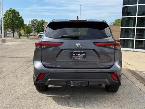 Magnetic Gray Metallic 2023 Toyota Highlander XLE