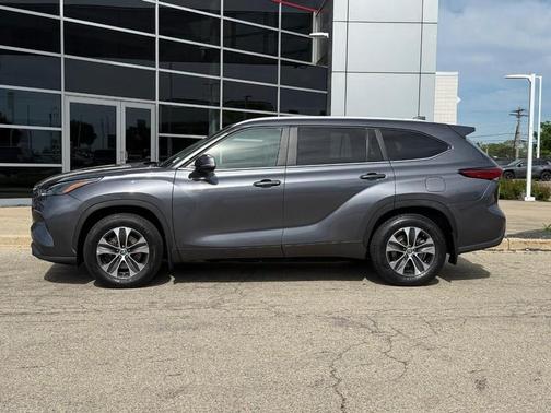 Magnetic Gray Metallic 2023 Toyota Highlander XLE