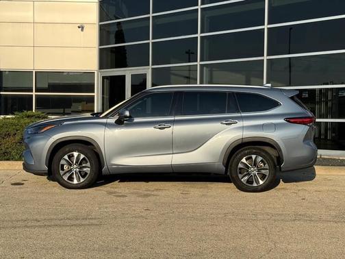 2022 Toyota Highlander Hybrid XLE