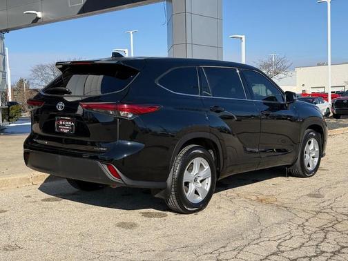 Midnight Black Metallic 2021 Toyota Highlander LE