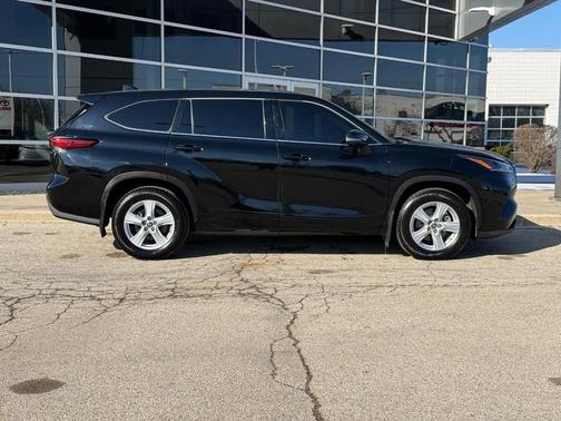 Midnight Black Metallic 2021 Toyota Highlander LE