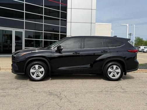 Midnight Black Metallic 2021 Toyota Highlander LE
