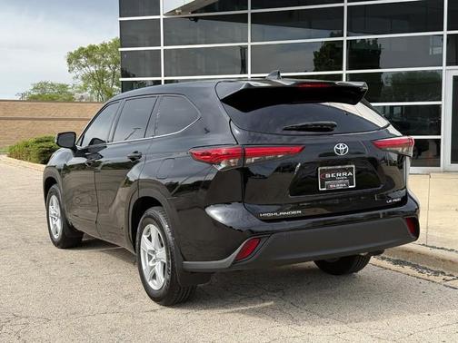 Midnight Black Metallic 2021 Toyota Highlander LE