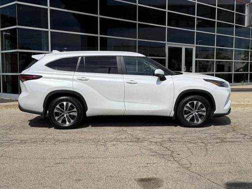 Wind Chill Pearl 2024 Toyota Highlander XLE
