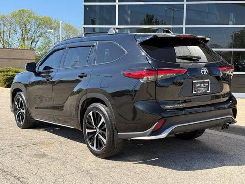 Midnight Black Metallic 2022 Toyota Highlander XSE