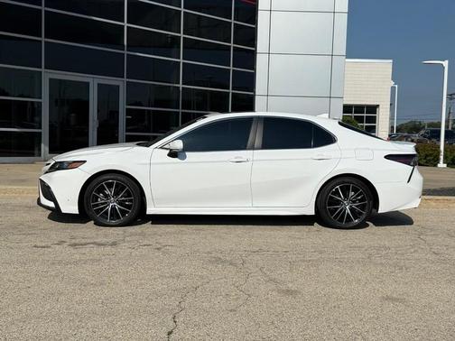 2024 Toyota Camry Hybrid SE