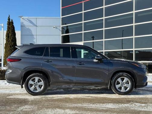 2022 Toyota Highlander LE