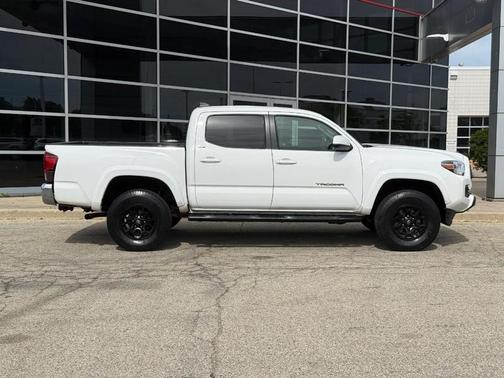 White 2022 Toyota Tacoma SR5