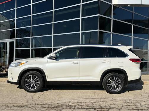 Blizzard Pearl 2019 Toyota Highlander SE