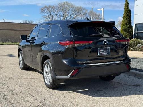 Midnight Black Metallic 2022 Toyota Highlander LE