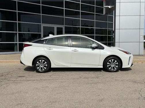 Blizzard Pearl 2019 Toyota Prius XLE