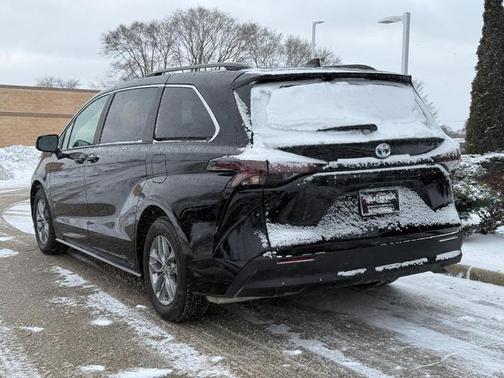 2025 Toyota Sienna LE
