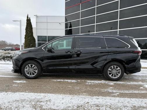 2025 Toyota Sienna LE