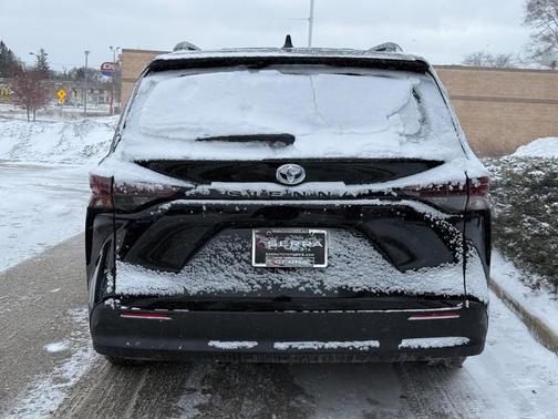 2025 Toyota Sienna LE