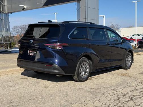 2025 Toyota Sienna LE