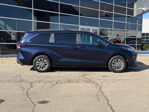 2025 Toyota Sienna LE