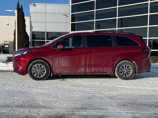 2025 Toyota Sienna LE