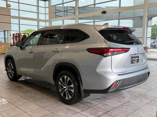 Celestial Silver Metallic 2021 Toyota Highlander XLE