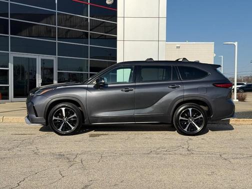 Magnetic Gray Metallic 2021 Toyota Highlander XSE