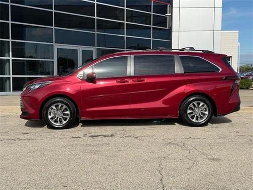2024 Toyota Sienna LE