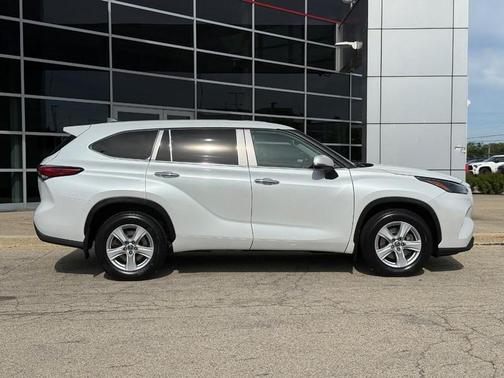 Wind Chill Pearl 2022 Toyota Highlander LE