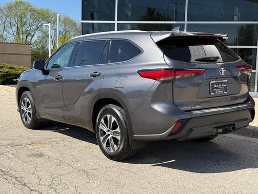 Magnetic Gray Metallic 2022 Toyota Highlander XLE