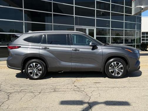 Magnetic Gray Metallic 2022 Toyota Highlander XLE