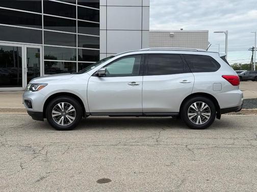 Brilliant Silver Metallic 2017 Nissan Pathfinder SV
