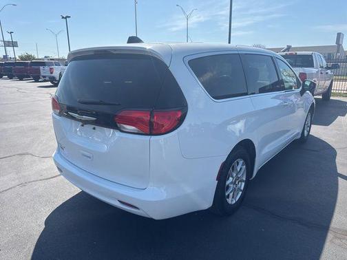 2022 Chrysler Voyager LX