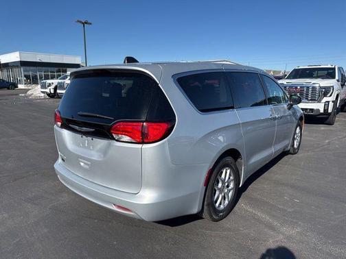 2024 Chrysler Voyager LX