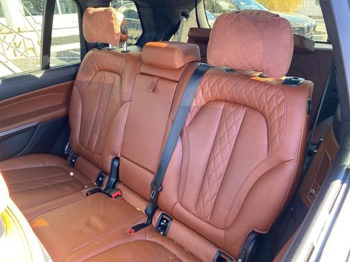 2022 BMW X7 M50i