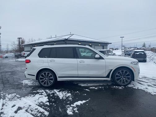 2022 BMW X7 M50i
