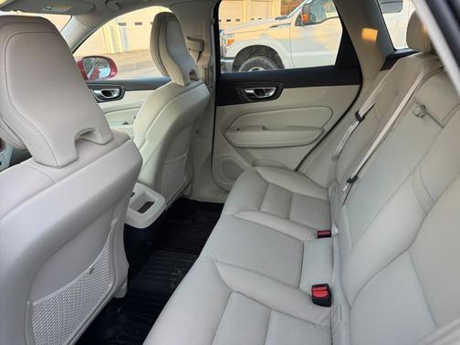 2022 Volvo XC60 B5 Momentum