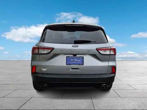 Iconic Silver Metallic 2022 Ford Escape SE