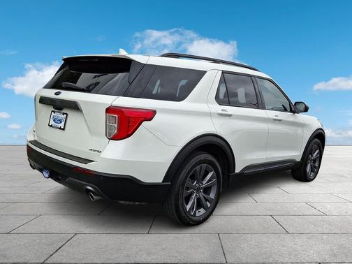 Star White Metallic Tri-Coat 2023 Ford Explorer XLT