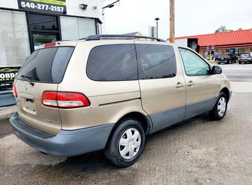 2001 Toyota Sienna LE